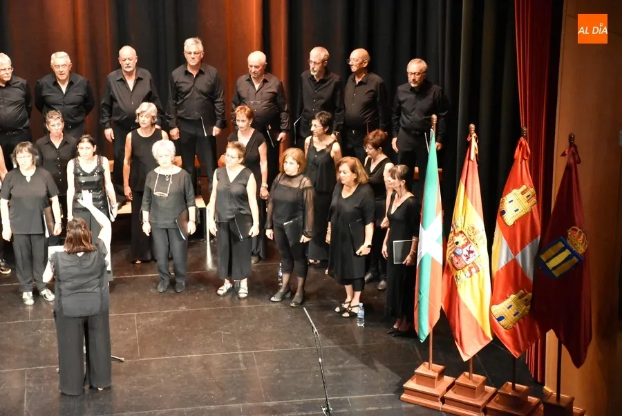 Foto 9 - Agradable 'tarde coral' en el Teatro Nuevo con voces mirobrigenses, vitorianas y arroyanas