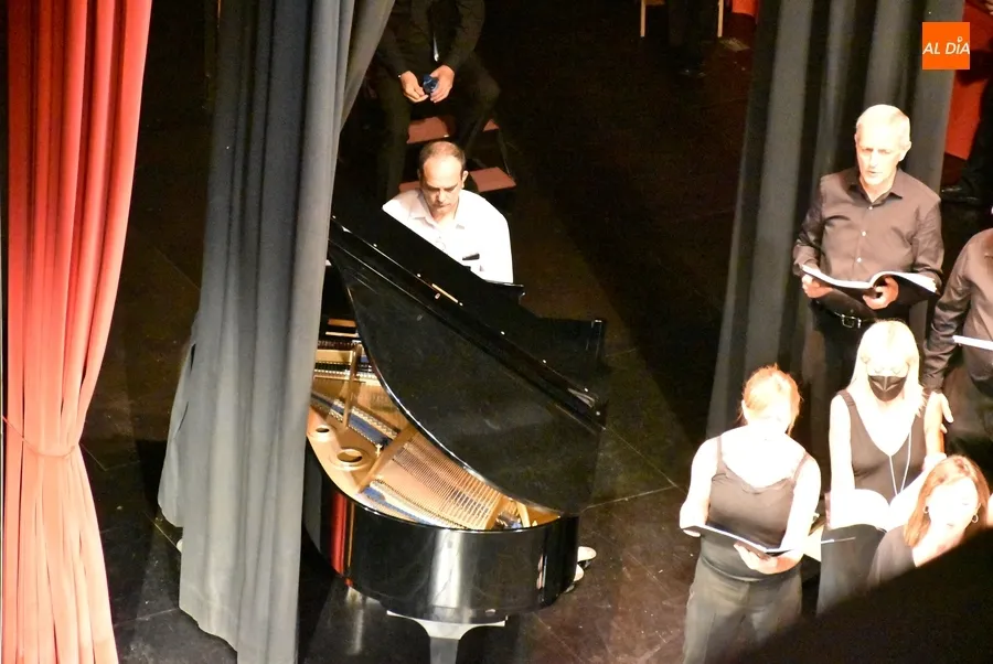 Foto 8 - Agradable 'tarde coral' en el Teatro Nuevo con voces mirobrigenses, vitorianas y arroyanas