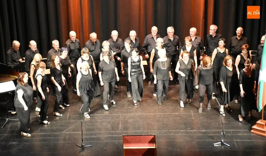 Foto 7 - Agradable 'tarde coral' en el Teatro Nuevo con voces mirobrigenses, vitorianas y arroyanas