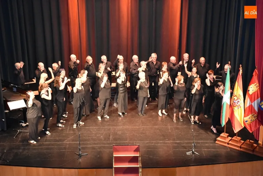 Foto 6 - Agradable 'tarde coral' en el Teatro Nuevo con voces mirobrigenses, vitorianas y arroyanas