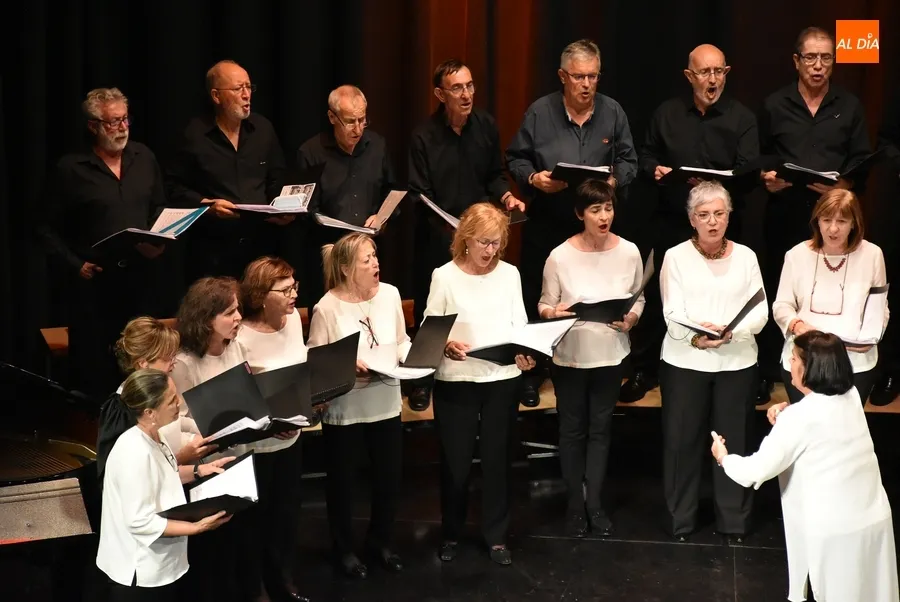 Foto 4 - Agradable 'tarde coral' en el Teatro Nuevo con voces mirobrigenses, vitorianas y arroyanas