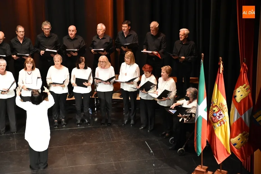 Foto 3 - Agradable 'tarde coral' en el Teatro Nuevo con voces mirobrigenses, vitorianas y arroyanas