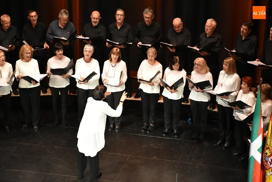 Foto 2 - Agradable 'tarde coral' en el Teatro Nuevo con voces mirobrigenses, vitorianas y arroyanas