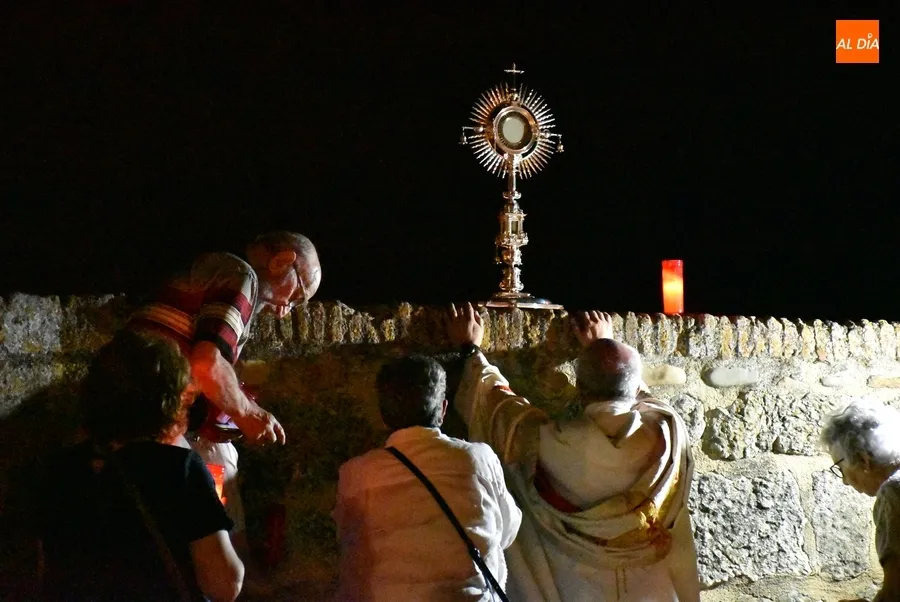 Foto 10 - El Sant&iacute;simo sube al adarve de la muralla para bendecir los campos