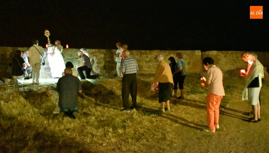 Foto 9 - El Sant&iacute;simo sube al adarve de la muralla para bendecir los campos