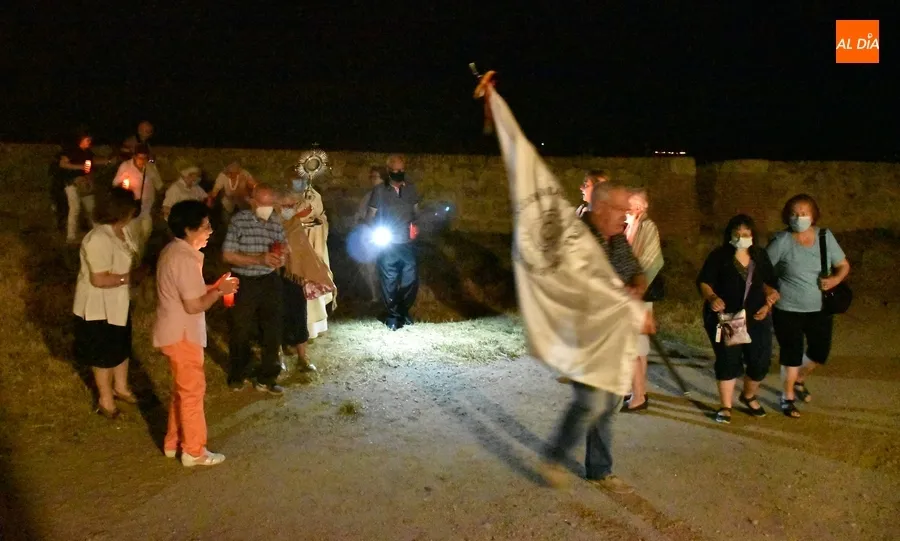 Foto 8 - El Sant&iacute;simo sube al adarve de la muralla para bendecir los campos