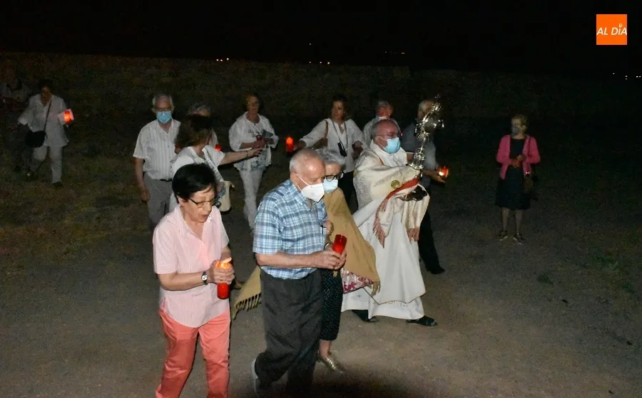 Foto 7 - El Sant&iacute;simo sube al adarve de la muralla para bendecir los campos