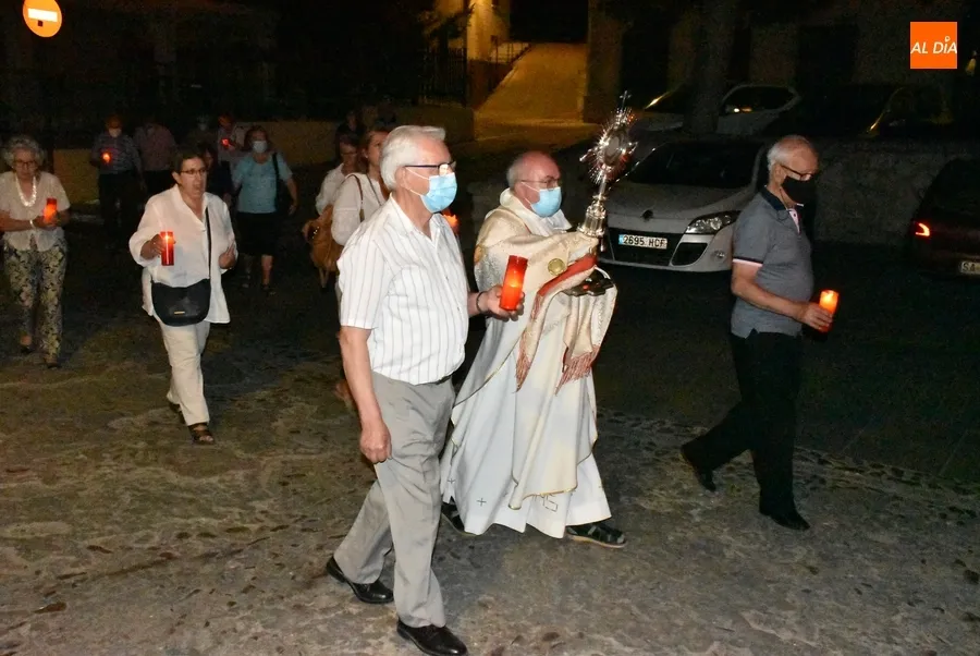 Foto 6 - El Sant&iacute;simo sube al adarve de la muralla para bendecir los campos