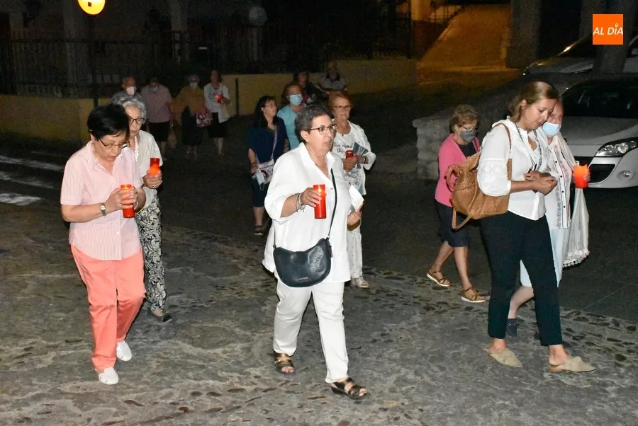 Foto 5 - El Sant&iacute;simo sube al adarve de la muralla para bendecir los campos