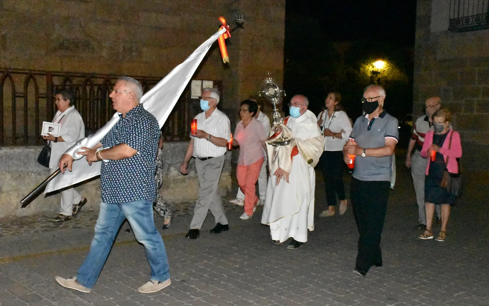Foto 2 - El Sant&iacute;simo sube al adarve de la muralla para bendecir los campos