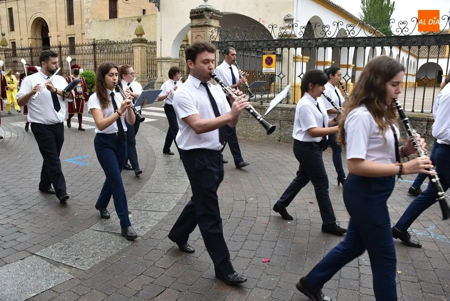 Foto 11 - La lluvia estropea la solemne procesi&oacute;n del Corpus por el recinto amurallado