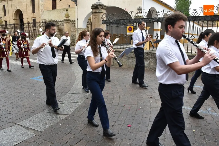 Foto 10 - La lluvia estropea la solemne procesi&oacute;n del Corpus por el recinto amurallado