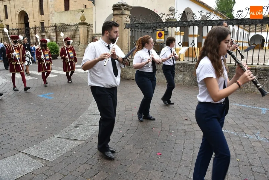 Foto 9 - La lluvia estropea la solemne procesi&oacute;n del Corpus por el recinto amurallado