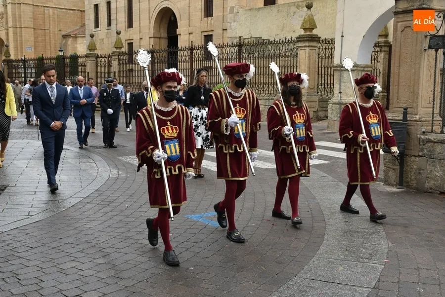 Foto 8 - La lluvia estropea la solemne procesi&oacute;n del Corpus por el recinto amurallado