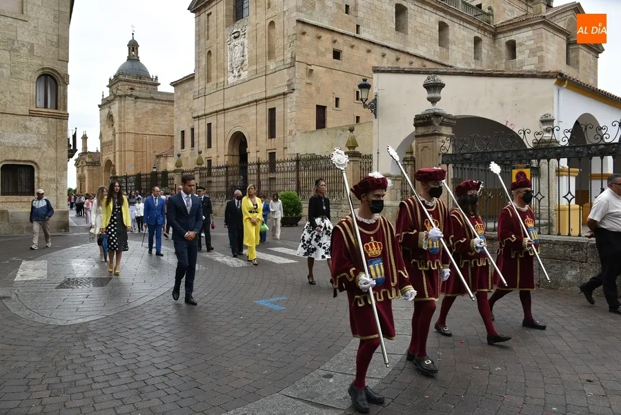 Foto 7 - La lluvia estropea la solemne procesi&oacute;n del Corpus por el recinto amurallado