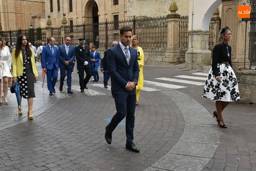 Foto 6 - La lluvia estropea la solemne procesi&oacute;n del Corpus por el recinto amurallado