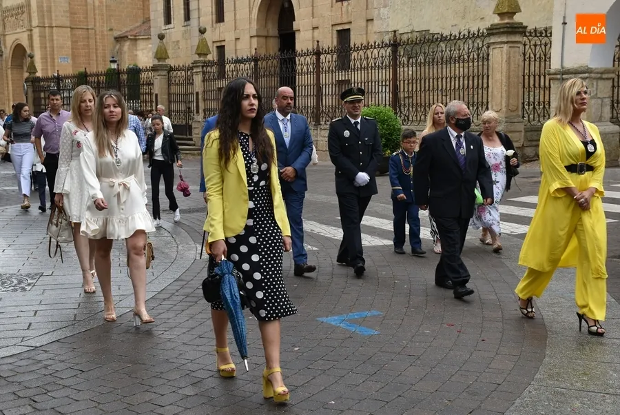 Foto 5 - La lluvia estropea la solemne procesi&oacute;n del Corpus por el recinto amurallado