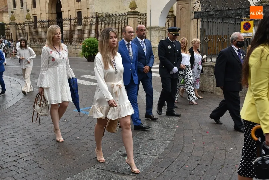 Foto 4 - La lluvia estropea la solemne procesi&oacute;n del Corpus por el recinto amurallado