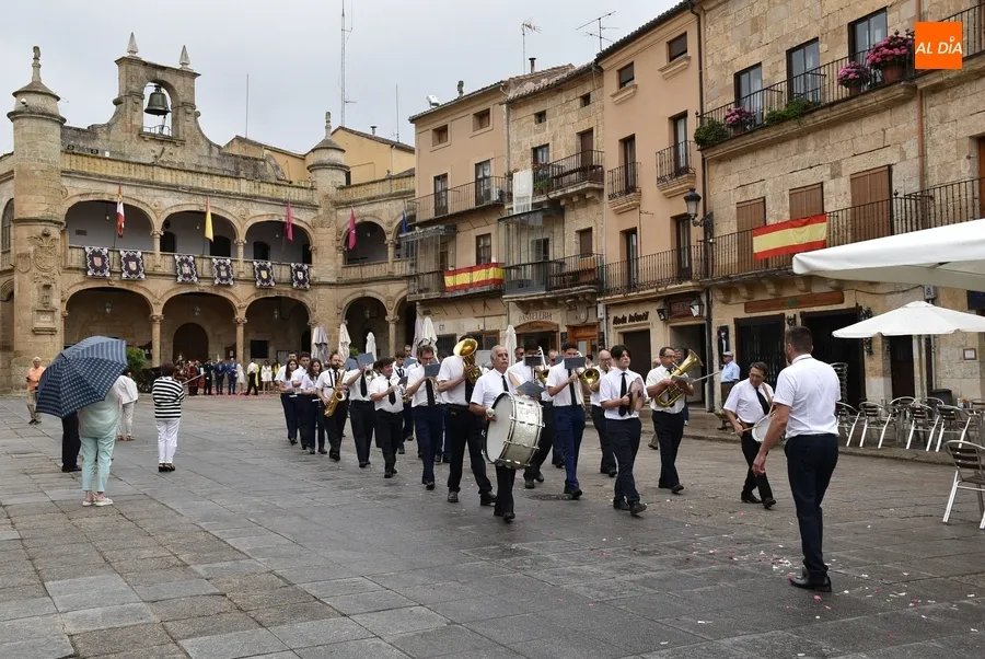 Foto 3 - La lluvia estropea la solemne procesi&oacute;n del Corpus por el recinto amurallado