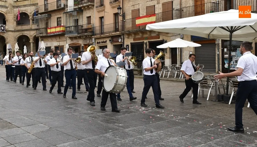 Foto 2 - La lluvia estropea la solemne procesi&oacute;n del Corpus por el recinto amurallado