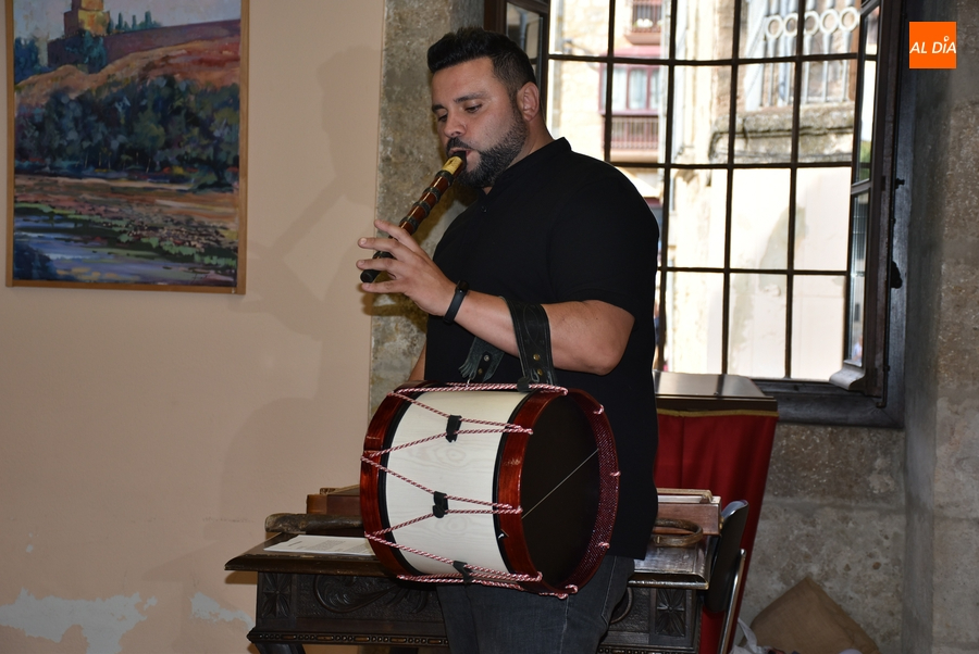 Foto 3 - Luis Antonio Pedraza ofrece un viaje musical para clausurar el curso de la Escuela de Tamborileros