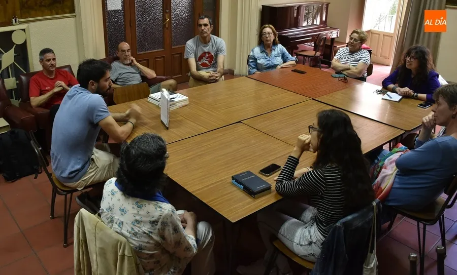 Foto 5 - El grupo Mirolibro recibe la visita del escritor Juan Jos&eacute; Nieto Lobato
