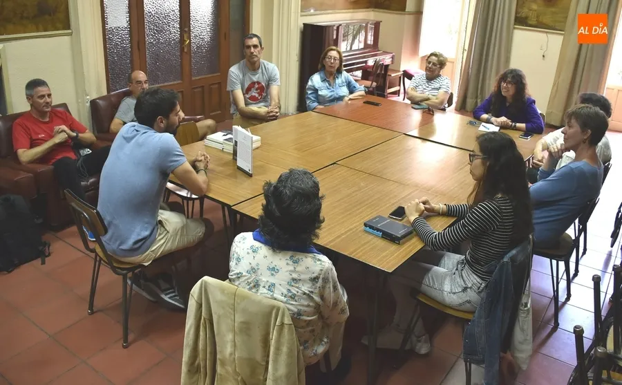 Foto 4 - El grupo Mirolibro recibe la visita del escritor Juan Jos&eacute; Nieto Lobato