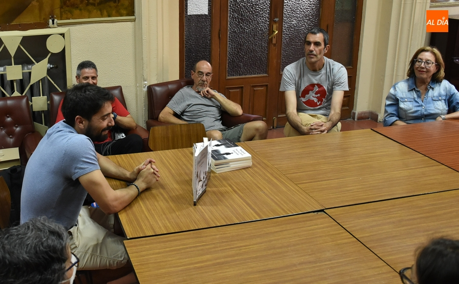 Foto 3 - El grupo Mirolibro recibe la visita del escritor Juan José Nieto Lobato