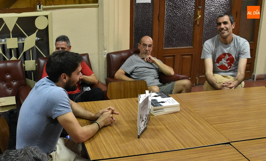 El grupo Mirolibro recibe la visita del escritor Juan Jos&eacute; Nieto Lobato
