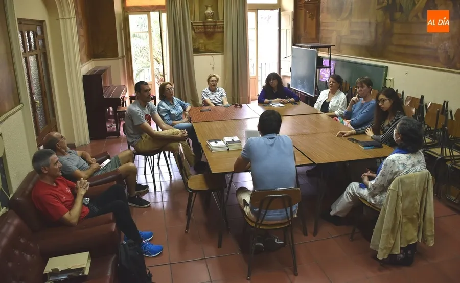 Foto 2 - El grupo Mirolibro recibe la visita del escritor Juan Jos&eacute; Nieto Lobato