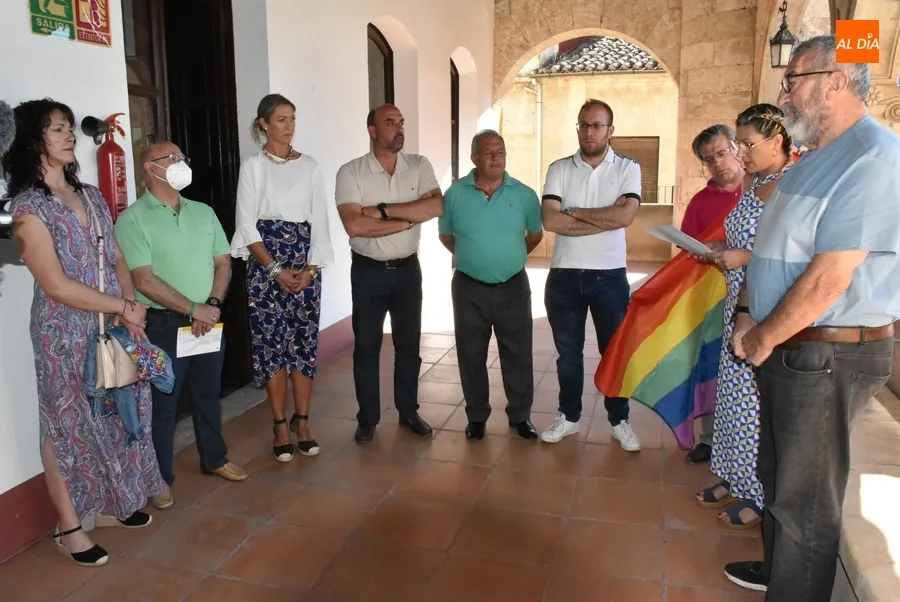 Foto 3 - Ciudad Rodrigo coloca la bandera arco&iacute;ris en la fachada de la Casa Consistorial, iz&aacute;ndola por 1&ordf; vez