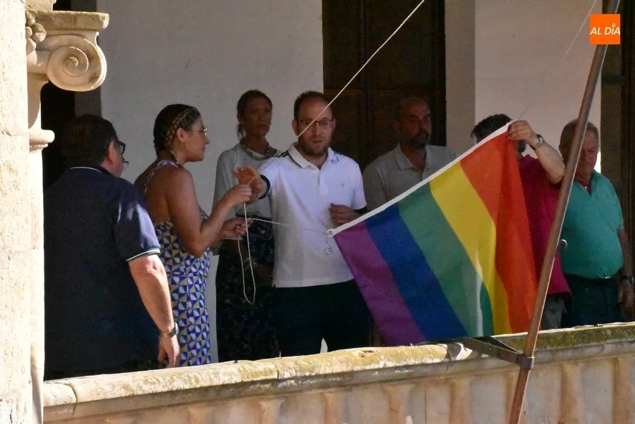 Foto 4 - Ciudad Rodrigo coloca la bandera arco&iacute;ris en la fachada de la Casa Consistorial, iz&aacute;ndola por 1&ordf; vez