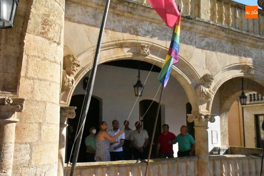 Foto 5 - Ciudad Rodrigo coloca la bandera arco&iacute;ris en la fachada de la Casa Consistorial, iz&aacute;ndola por 1&ordf; vez