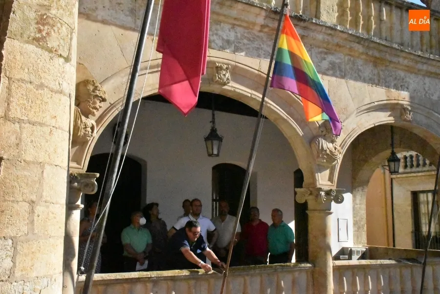 Foto 6 - Ciudad Rodrigo coloca la bandera arco&iacute;ris en la fachada de la Casa Consistorial, iz&aacute;ndola por 1&ordf; vez