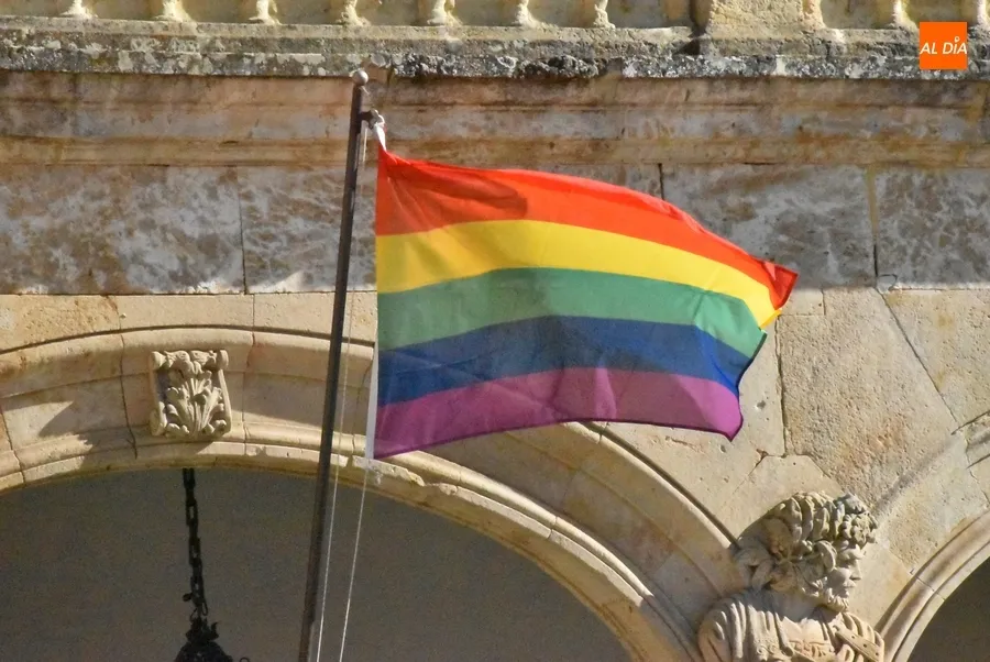 Foto 7 - Ciudad Rodrigo coloca la bandera arco&iacute;ris en la fachada de la Casa Consistorial, iz&aacute;ndola por 1&ordf; vez