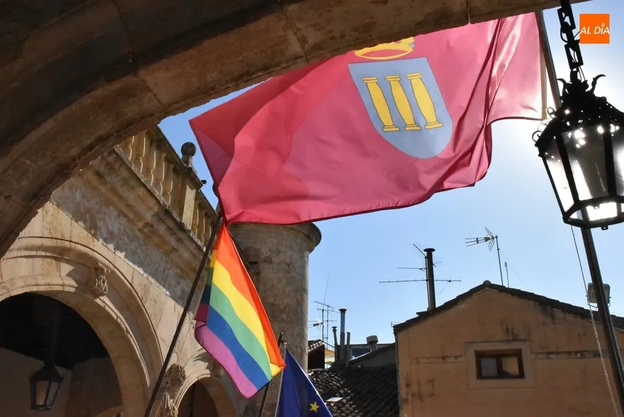 Foto 8 - Ciudad Rodrigo coloca la bandera arco&iacute;ris en la fachada de la Casa Consistorial, iz&aacute;ndola por 1&ordf; vez
