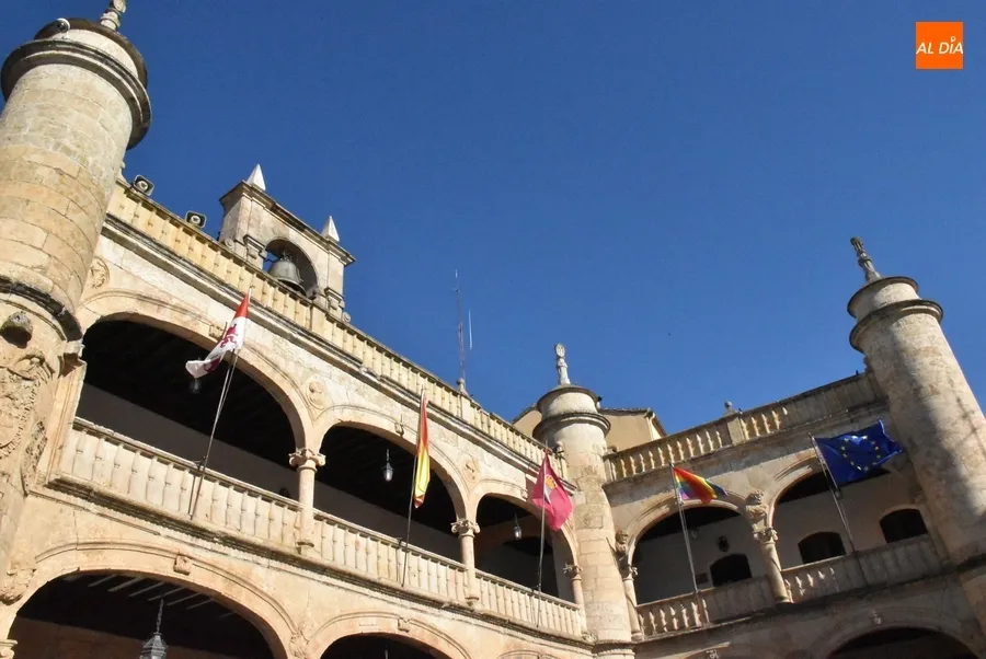 Foto 9 - Ciudad Rodrigo coloca la bandera arco&iacute;ris en la fachada de la Casa Consistorial, iz&aacute;ndola por 1&ordf; vez