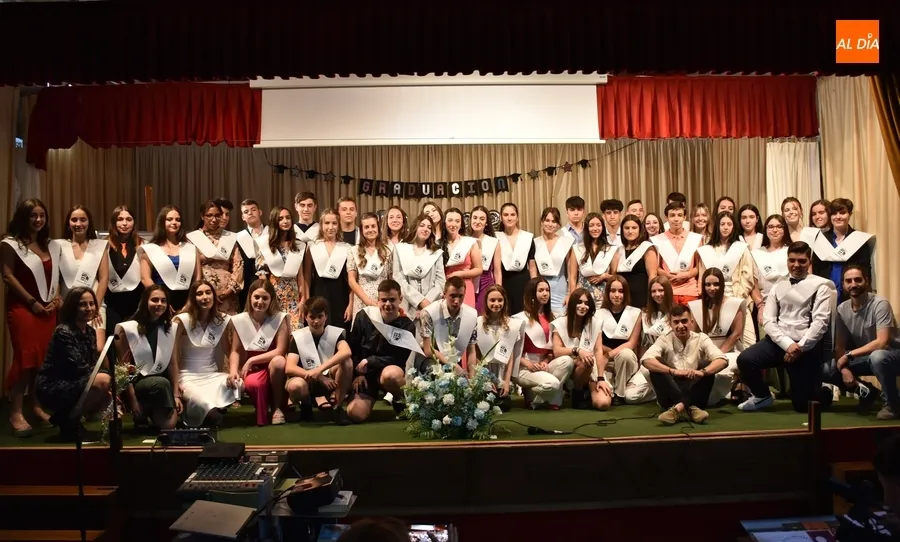 Foto 5 - El IES Fray Diego Tadeo cierra el curso graduando por primera vez a sus alumnos de 4&ordm; de la ESO