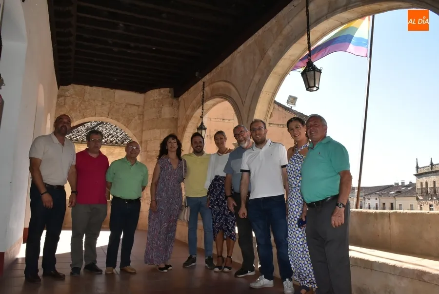 Foto 10 - Ciudad Rodrigo coloca la bandera arco&iacute;ris en la fachada de la Casa Consistorial, iz&aacute;ndola por 1&ordf; vez