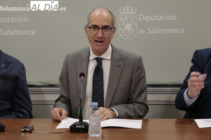 El presidente de la Diputación de Salamanca, Javier Iglesias, en la rueda de prensa de este jueves en La Salina. Foto de David Sañudo