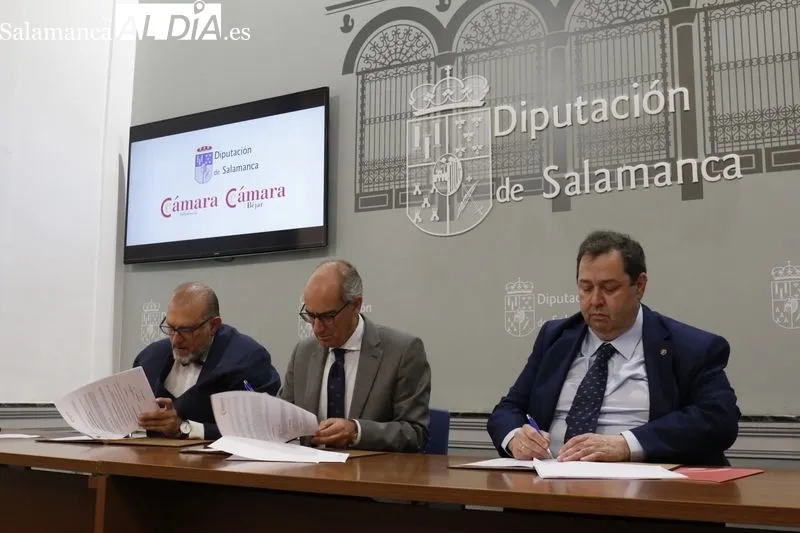 El presidente de la Diputación de Salamanca, Javier Iglesias, y los presidentes de las Cámaras de Comercio de Salamanca, Benjamín Crespo, y de Béjar, Buenaventura Velasco, en el acto de la firma del convenio de colaboración para el mantenimiento de los Vi