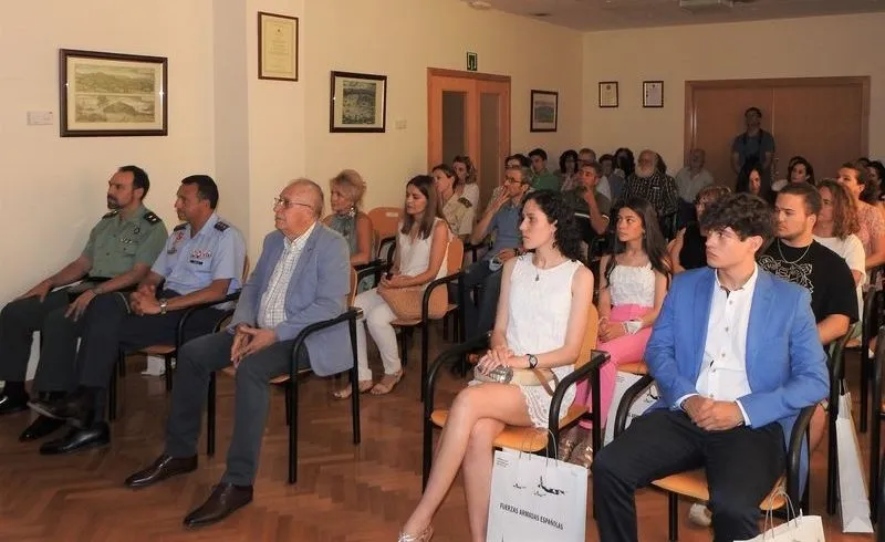 Entrega de los  premios escolares ‘Carta a un militar español’, en la Subdelegación de Defensa de Salamanca