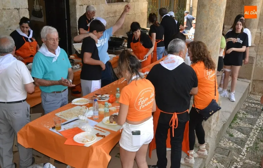 Foto 11 - Repartidas m&aacute;s de medio millar de raciones en la gran Farinatada