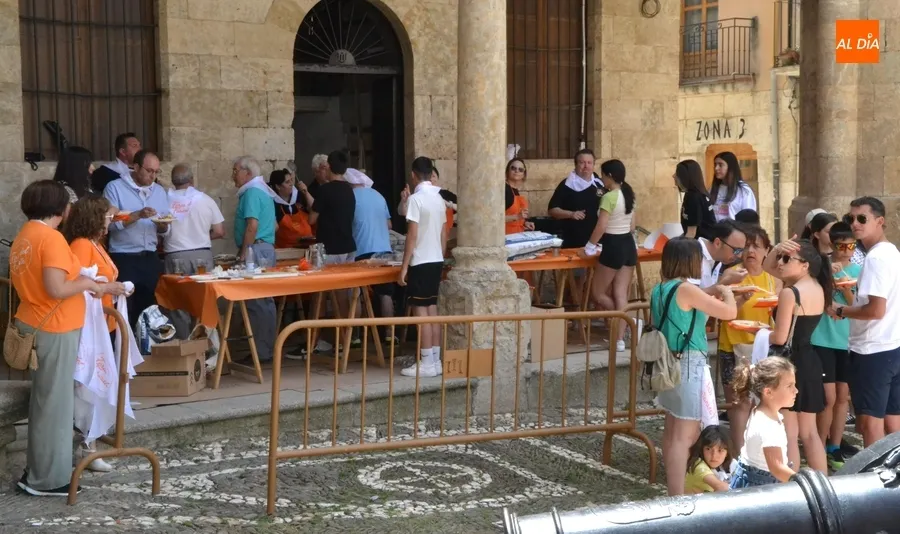 Foto 8 - Repartidas m&aacute;s de medio millar de raciones en la gran Farinatada
