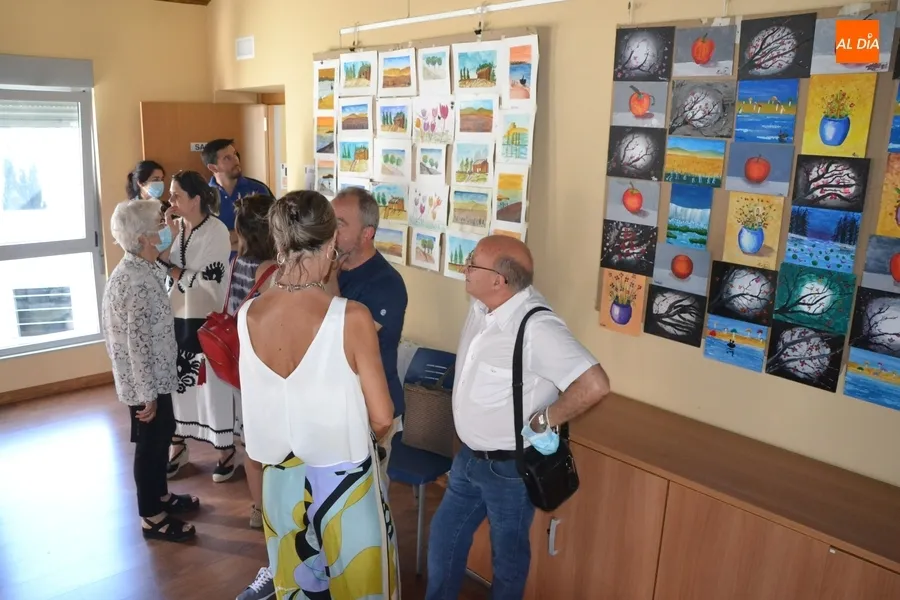 Foto 6 - Los peque&ntilde;os artistas que han asistido a clase con Pilar Rivero exponen sus trabajos pict&oacute;ricos