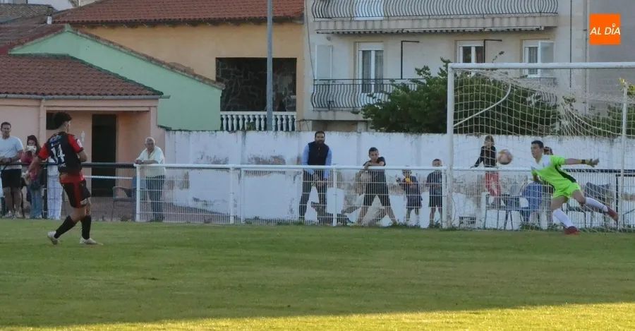 Foto 10 - El Ciudad Rodrigo gana al Laguna en el partido inaugural del Torneo en homenaje a Miguel Gonz&aacute;lez