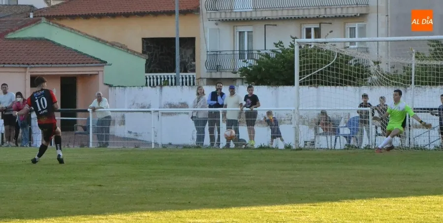 Foto 8 - El Ciudad Rodrigo gana al Laguna en el partido inaugural del Torneo en homenaje a Miguel Gonz&aacute;lez