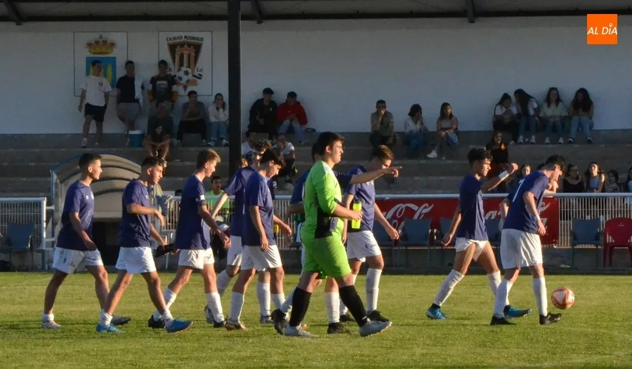 Foto 5 - El Ciudad Rodrigo gana al Laguna en el partido inaugural del Torneo en homenaje a Miguel Gonz&aacute;lez