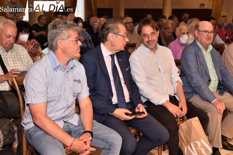 Presentación del libro 'Capea-Robles, 50 años de competencia y torería', en el Casino de Salamanca