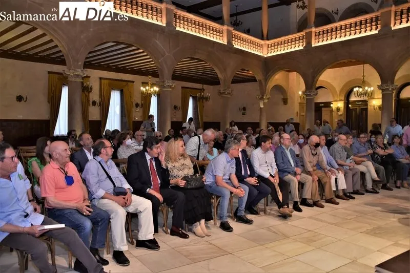 Presentación del libro 'Capea-Robles, 50 años de competencia y torería', en el Casino de Salamanca
